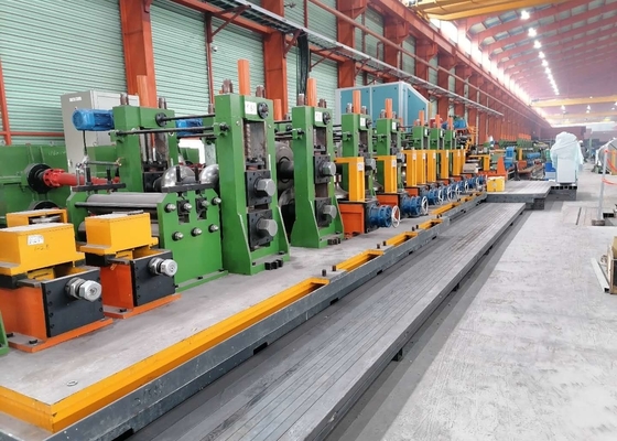 Linia produkcyjna rur stalowych ERW Jednostka zasilająca pasem stalowym, poprzez rolkę przynosząc zakręcony do rurki
